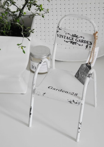 Dekoracyjne małe krzesełko w stylu vintage