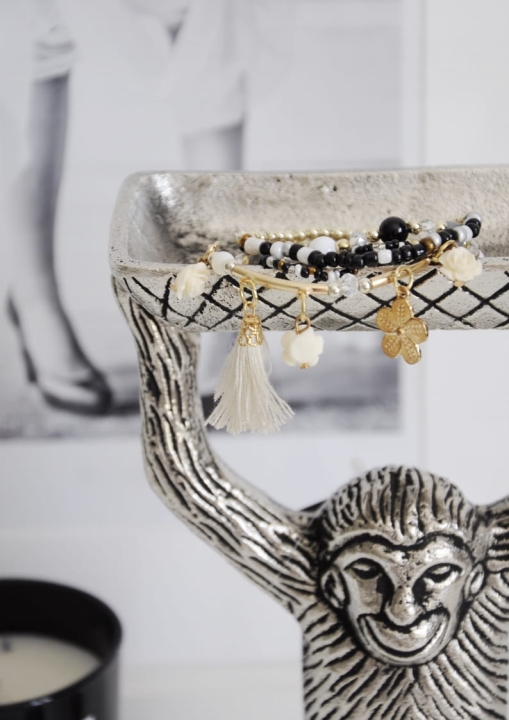 Stojak na biżuterię w postaci małpy