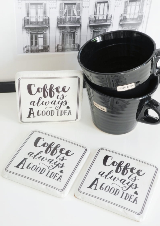 Podkładki pod kubki z czarnym nadrukiem