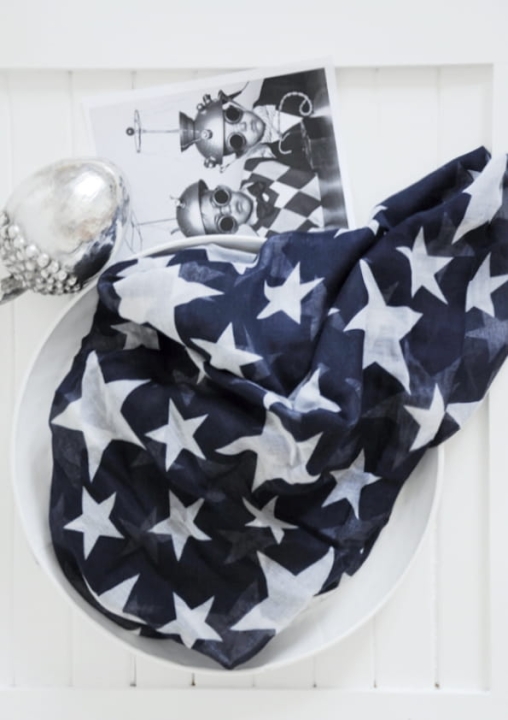 Granatowy szalik damski z bawełny w białe gwiazdki – modny i miękki dodatek do stylizacji