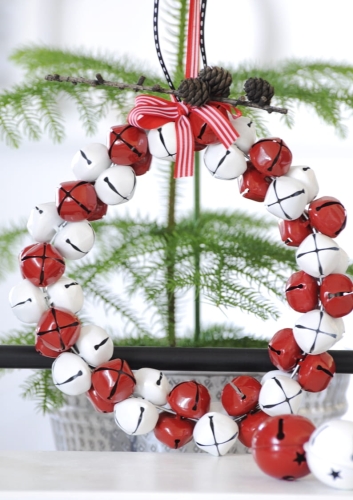 Wianek świąteczny z białych i czerwonych dzwonków