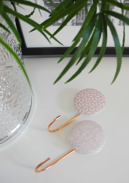 Wieszaki z ceramicznym elementem w kolorze różowym