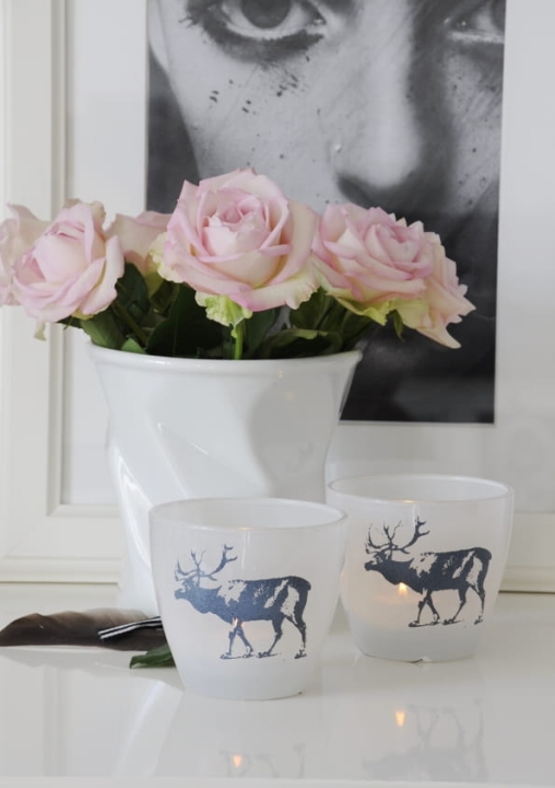 Świecznik na tealight z matowego szkła z reniferem