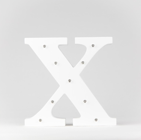 biała litera x z podświetleniem led do dekoracji
