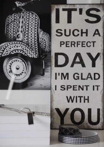 Biały metalowy szyld z czarnym tekstem – dekoracja do zawieszenia lub postawienia