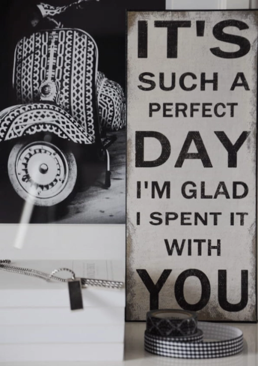 Biały metalowy szyld z czarnym tekstem – dekoracja do zawieszenia lub postawienia