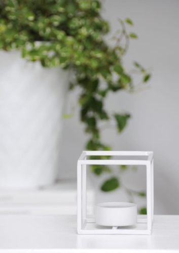 Nowoczesny biały świecznik metalowy – minimalizm i ciepło w Twoim domu.