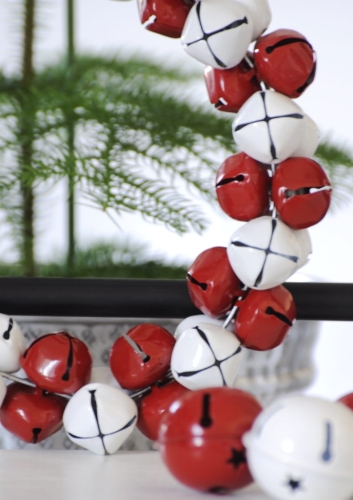 Świąteczny wianek z dzwonków