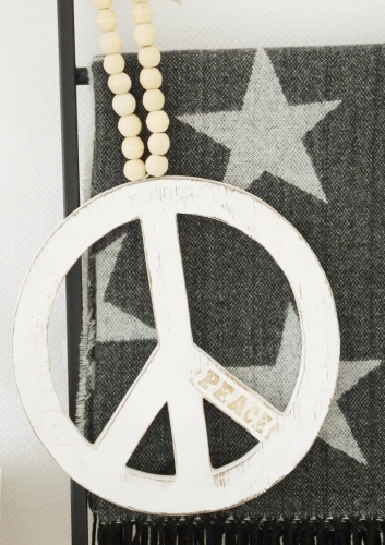 Drewniana dekoracja w stylu boho do pokoju nastolatki