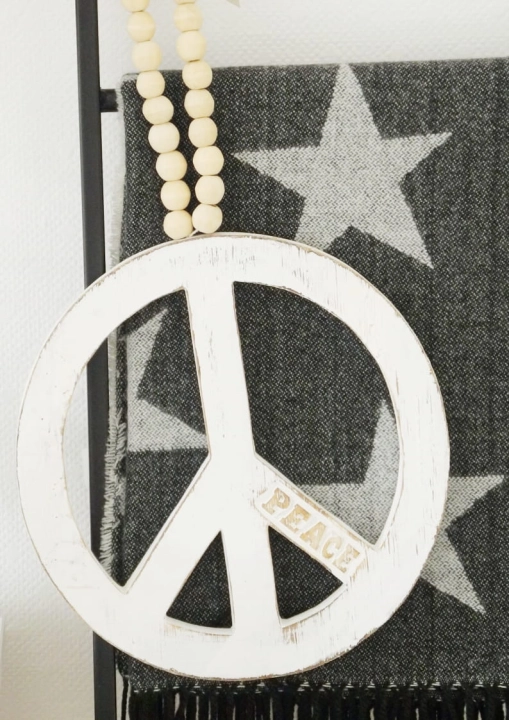 Drewniana dekoracja w stylu boho do pokoju nastolatki
