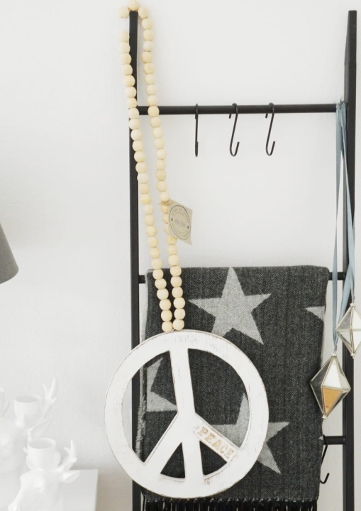 Drewniana zawieszkaz pacyfka w kolorze białym