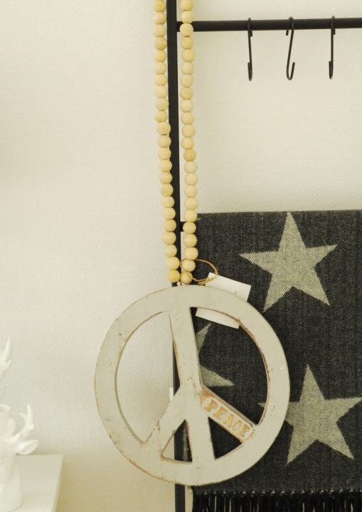 Drewniana zawieszka z pacyfką w kolorze szarym