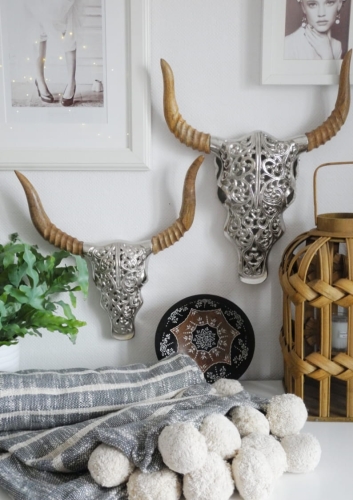 srebrne poroże dekoracyjne na ścianę z ażurowym wzorem w kompozycji w stylu boho