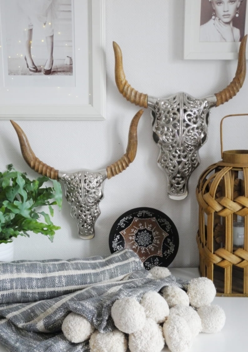 srebrne poroże dekoracyjne na ścianę z ażurowym wzorem