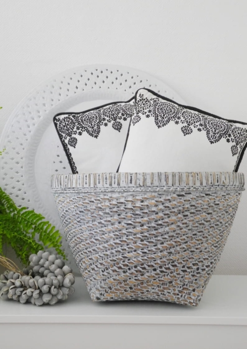 Duży kosz w kolorze szarym