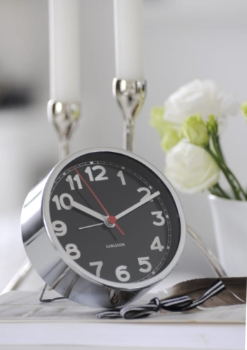 Budzik z czarna tarczą