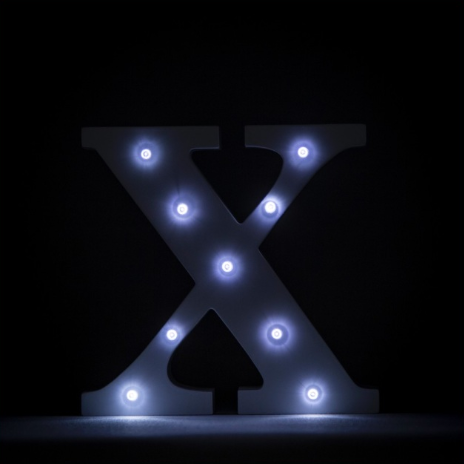 podświetlana litera x na baterie w białym kolorze