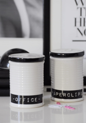 Biały pojemnik ceramiczny z czarnym napisem PAPERCLIPS – stylowy dodatek do nowoczesnego biura.