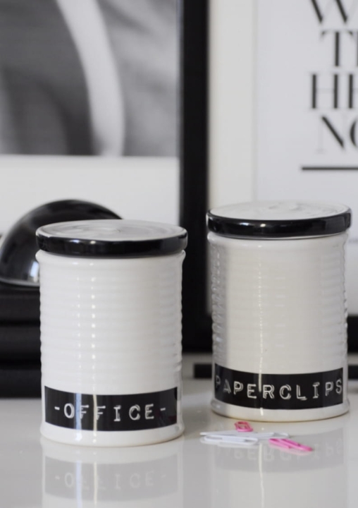 Biały pojemnik ceramiczny z czarnym napisem PAPERCLIPS – stylowy dodatek do nowoczesnego biura.