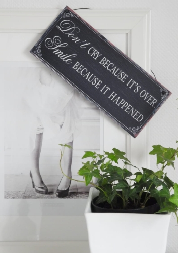 Szyld metalowy granatowy z białym tekstem