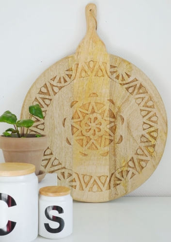 Drewniana dekoracyjna deska do kuchni w orientalny wzór, który zachwyca - Srednica 40 cm. Cena 139 zł