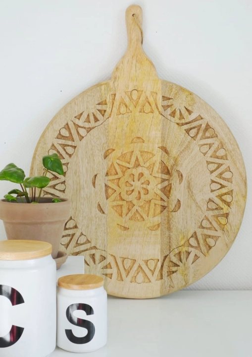 Drewniana dekoracyjna deska do kuchni w orientalny wzór, który zachwyca - Srednica 40 cm. Cena 139 zł