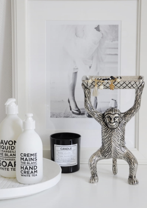 Stojak na biżuterię z małpką