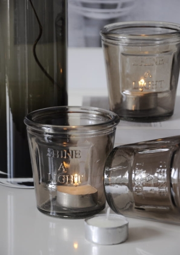 Lampion tealight z transparentnego szkła w eleganckim, minimalistycznym stylu