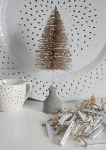 Choinka z drucików ze złotym brokatem i betonową podstawą