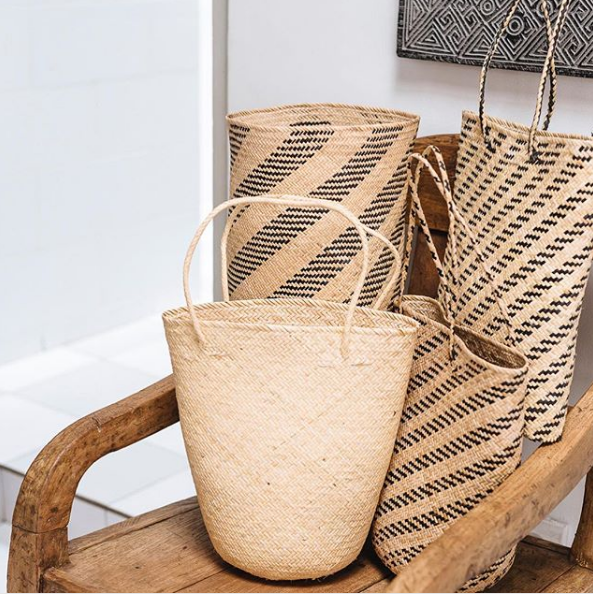 Letnia torba wyplatana z trawy