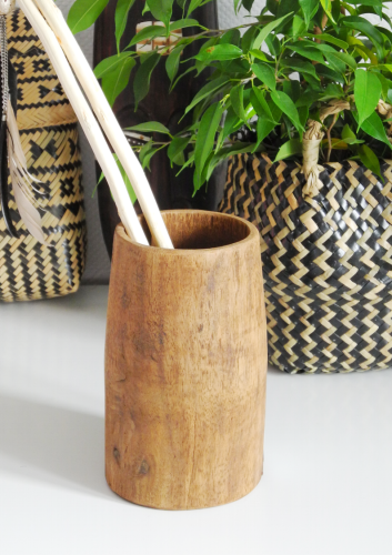 Prosty pojemnik z drewna egzotycznego
