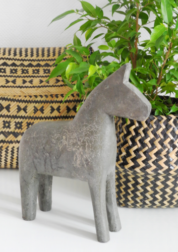 Figurka dekoracyjna szary konik