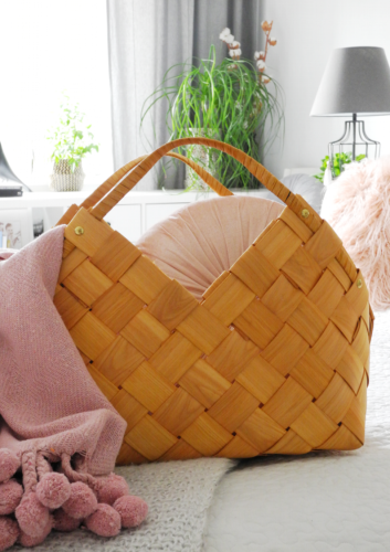 Elegancki koszyk w naturalnym kolorze