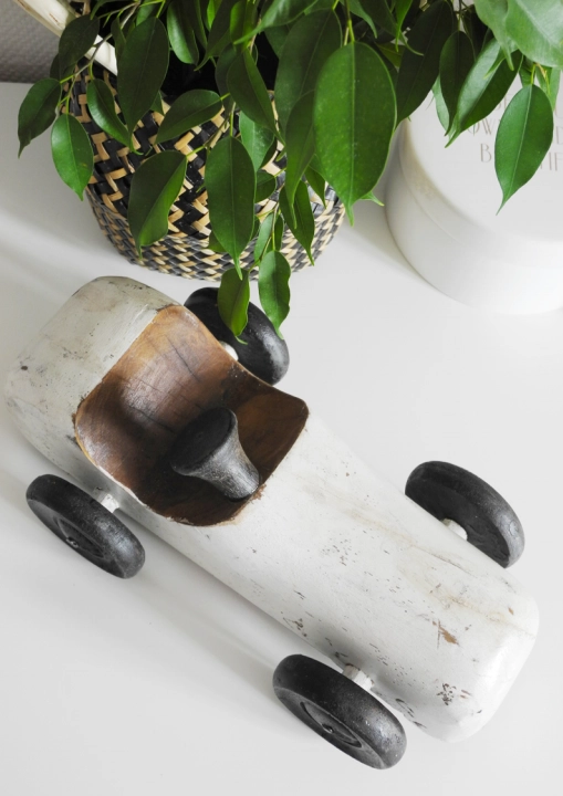 Dekoracja drewniany samochód