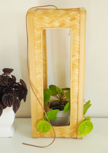 Wiszący kwietnik z bambusa