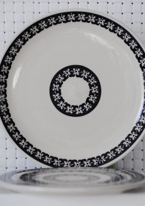 Podstawka z ceramiki bolesławieckiej – ręcznie wykonany ornament w stylu etno