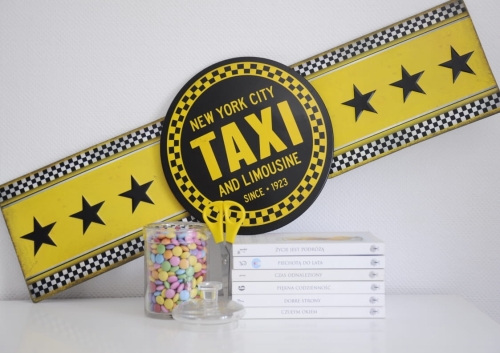 Duży metalowy szyld w młodzieżowym stylu