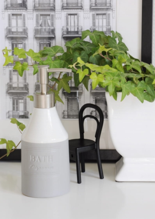 Dozownik na mydło w kolorze szarym i białym