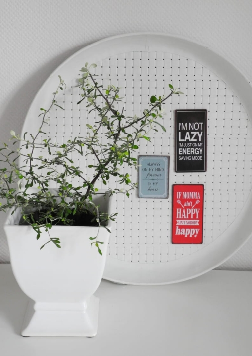 Czarny magnes dekoracyjny na lodówkę