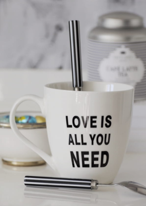 Kubek LOVE IS ALL YOU NEED biały 400 ml – idealny na Walentynki
