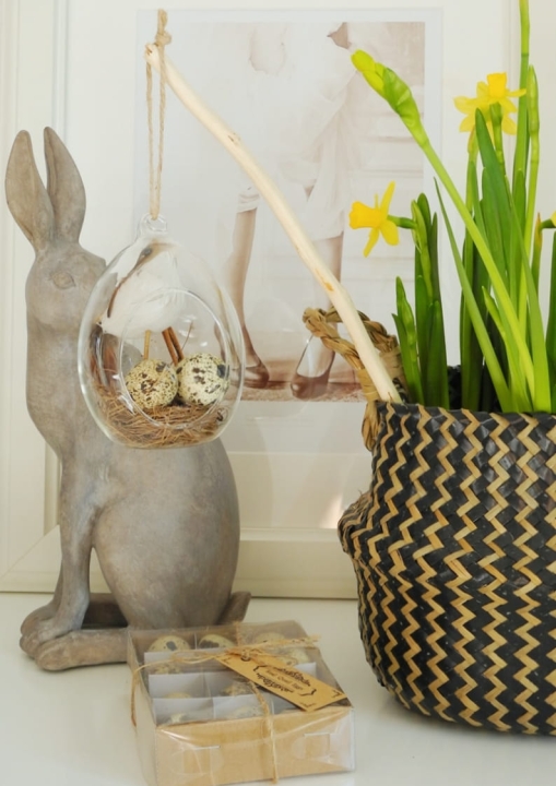 szklana zawieszka wielkanocna jajko z gniazdem, ptaszkiem i przepiórczymi jajkami