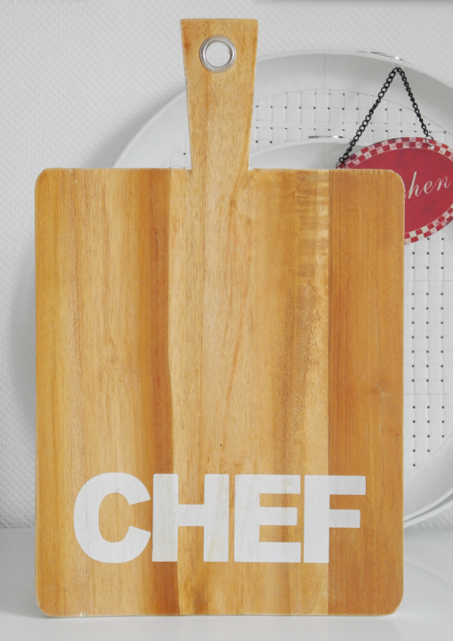 Deska kuchenna zdrewna w naturalnym kolorze z białyn napisem chef