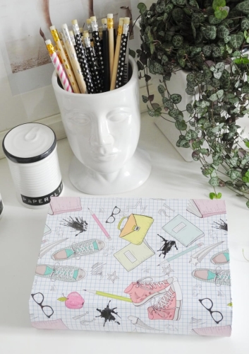 Pudełko dekoracyjne w kształcie książki