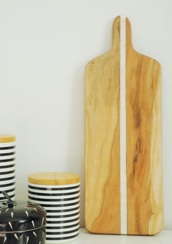 Drewniana deska kuchenna z marmurowym paskiem