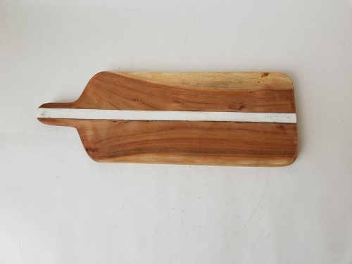 Długa drewniana deska kuchenna z dodatkiwm marmuru