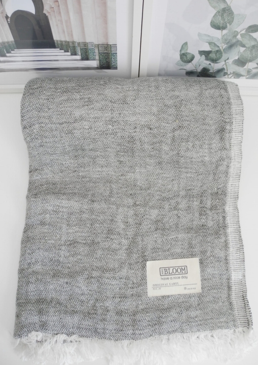 Lniany pled w kolorze oliwkowym