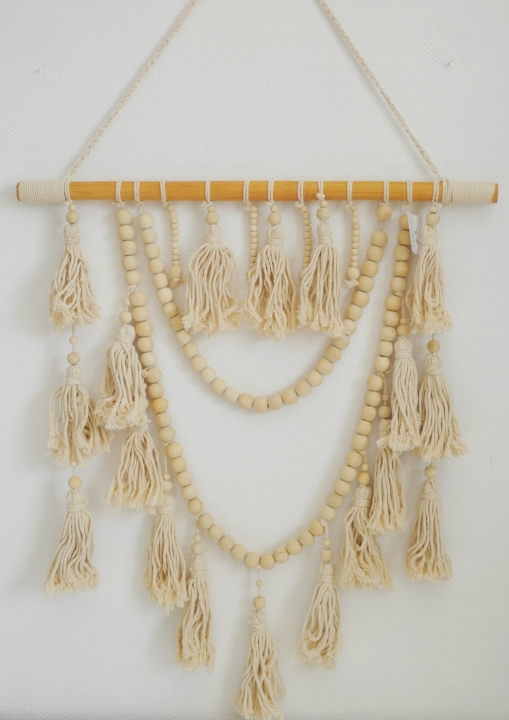 Dekoracja ścienna makrama z koralikami i frędzlami