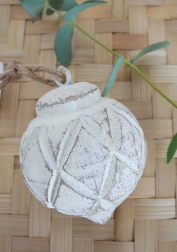 Biała zawieszka w kształcie bombki