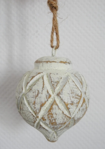 Dekoracyjna zawieszka w kształcie świątecznej bombki