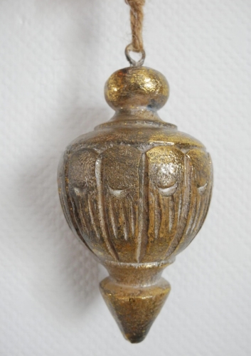 Ozdobna zawieszka ze złotymi przecierkami